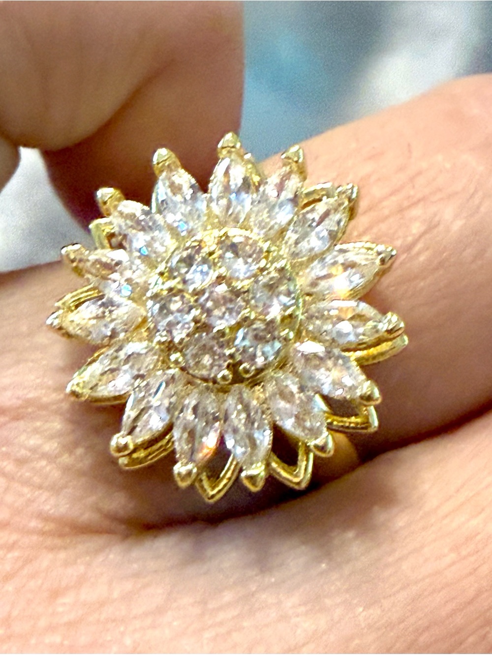 Gold and Clear Crystal Flower Spinning Statement Ring - Women Jewelry Size 6 - Picture 4 of 6